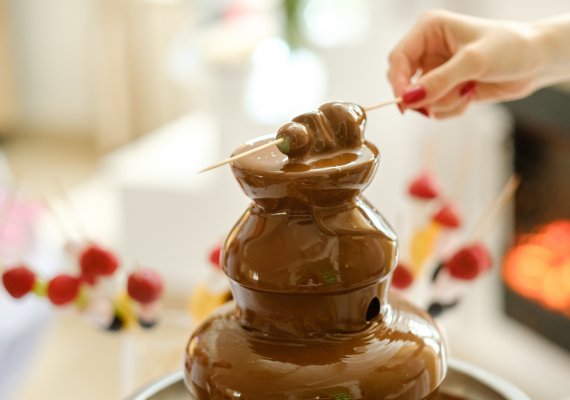 Czy fontanny czekoladowe są nadal modne? Jak urozmaicić fontannę?