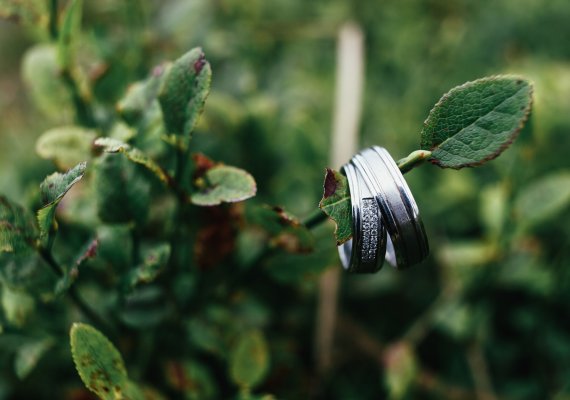 Obrączki tytanowe - czy warto? Wady i zalety