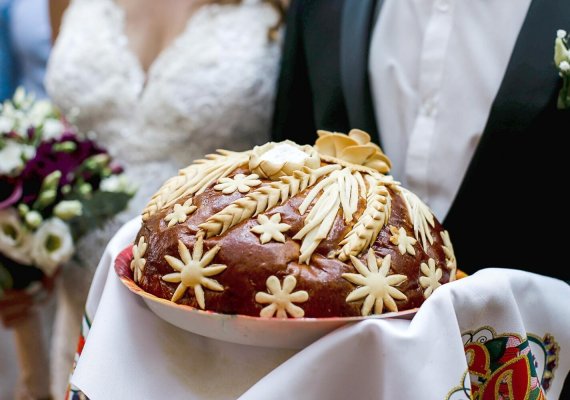 Przywitanie Państwa Młodych chlebem i solą - skąd ta tradycja?