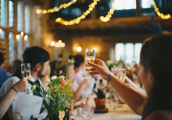 Sala weselna w plenerze czy klasyczna? Porównanie rozwiązań